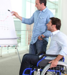 Persona con discapacidad en reunión de trabajo